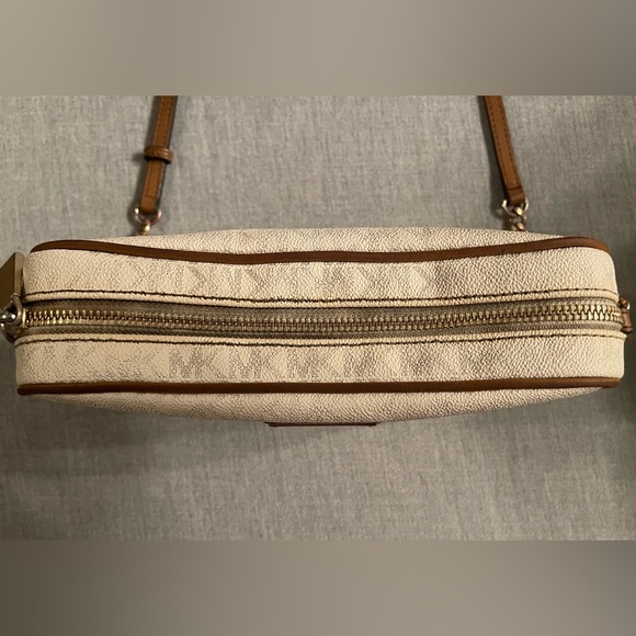 Michael Kors Jet Set Crossbody (USED/Fair) - Picture 5 of 15